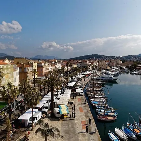 Un Balcon Dans Les Rues Piétonnes * Sanary-sur-Mer